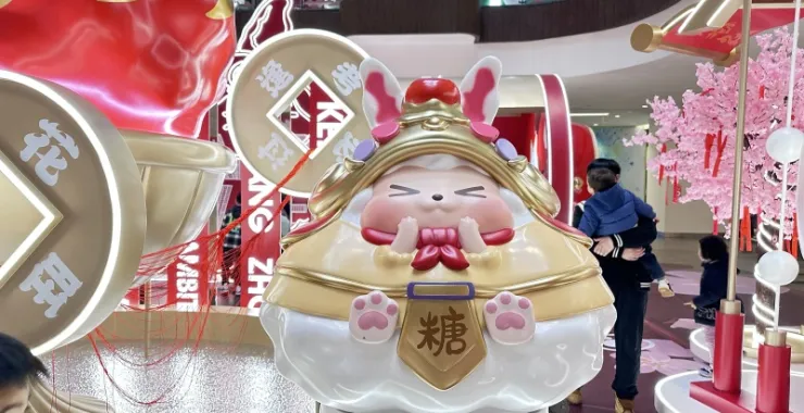 杭州湖滨银泰商场内陈设财神巨型盲盒玩偶公仔