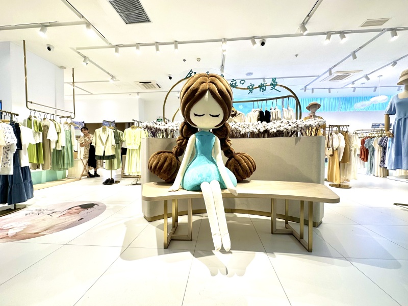 余姚五彩城商业综合体服装店装饰巨型公仔