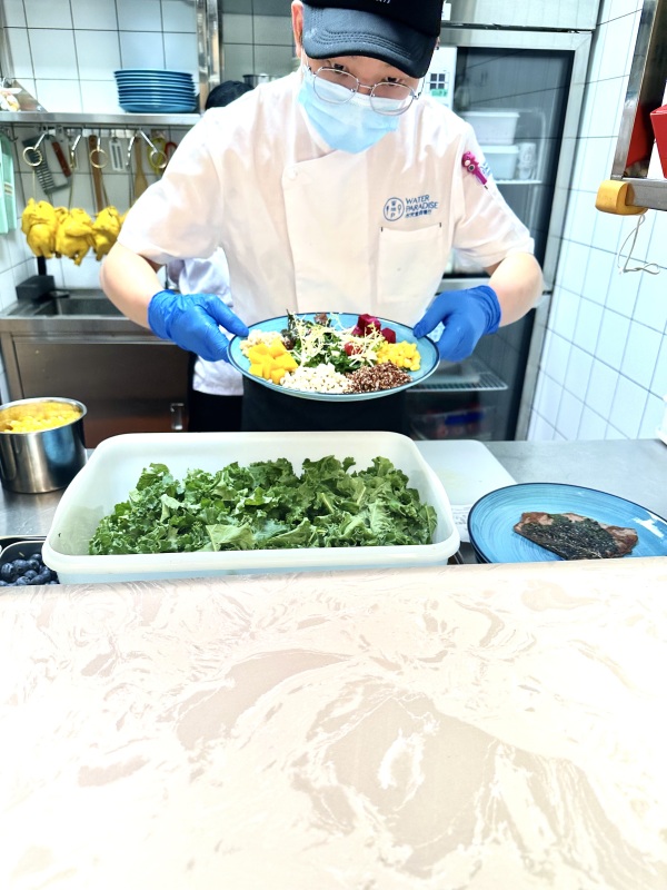 余姚五彩城商业综合体水天堂厨师制作沙拉