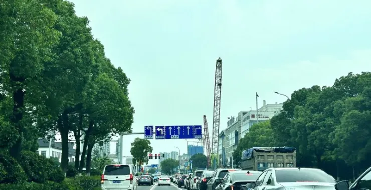 宁波马路交通指示牌汽车私家车出行路标