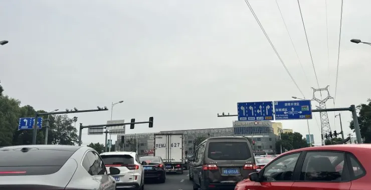 余姚交通马路堵车私家车汽车
