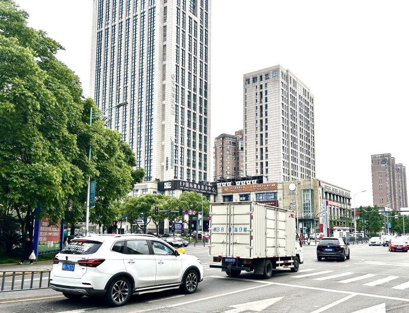 余姚四明西路马路交通车辆汽车私家车