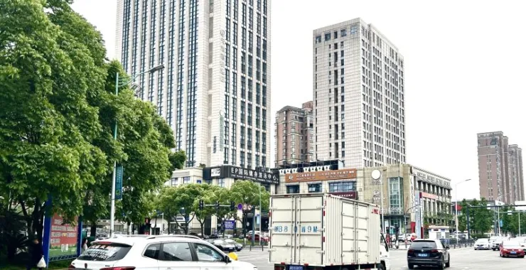 余姚四明西路马路交通车辆汽车私家车