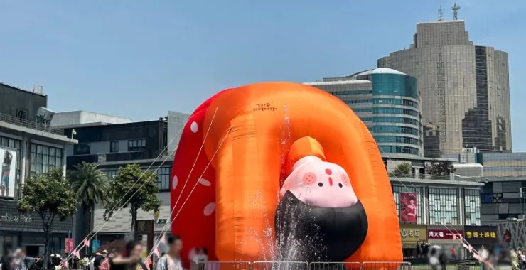 宁波天一广场逛街节假日出行旅游玩偶下腰