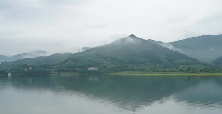 梁弄四明湖云雾美景