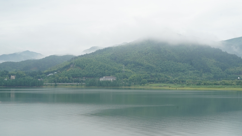 梁弄四明湖云雾美景
