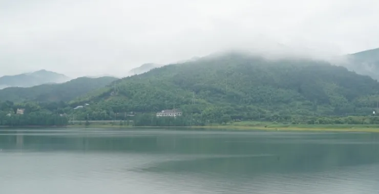 梁弄四明湖云雾美景