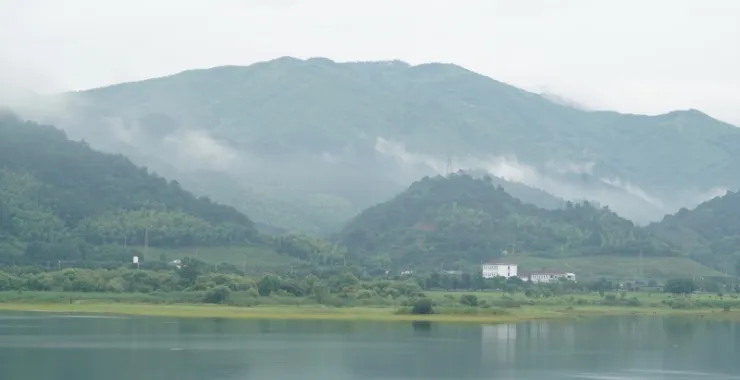 梁弄四明湖云雾美景