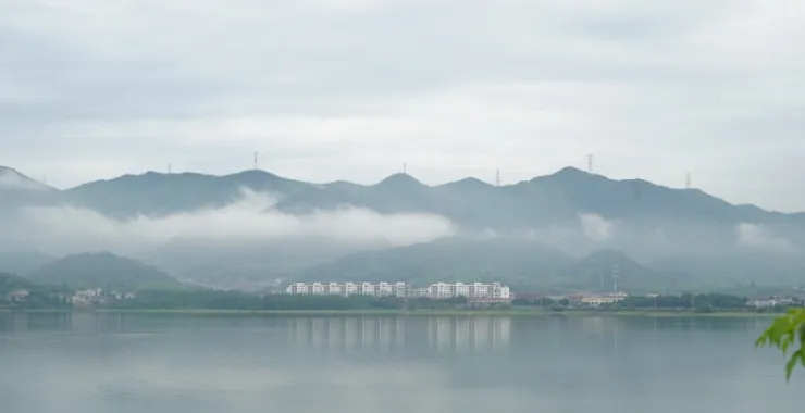 梁弄四明湖云雾美景