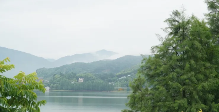 梁弄四明湖云雾美景