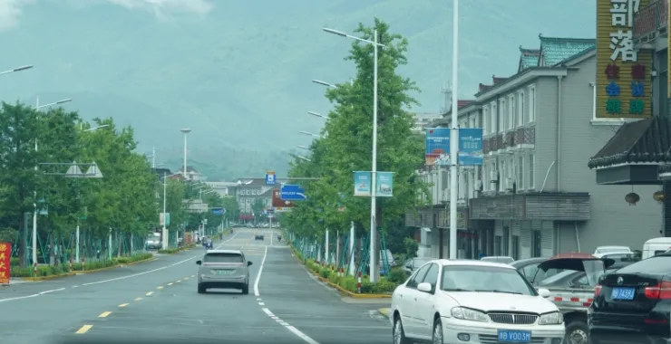 梁弄马路街景汽车