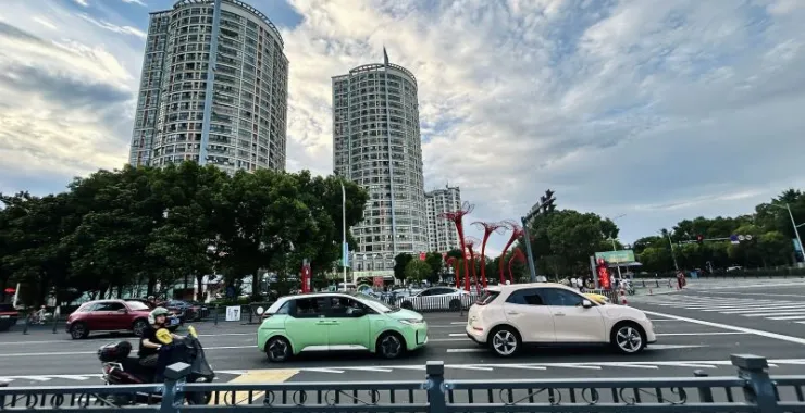 余姚江南华都四明西路马路交通汽车私家车