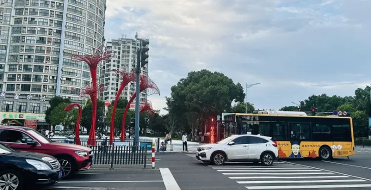 余姚四明西路马路交通公交车汽车人行道斑马线