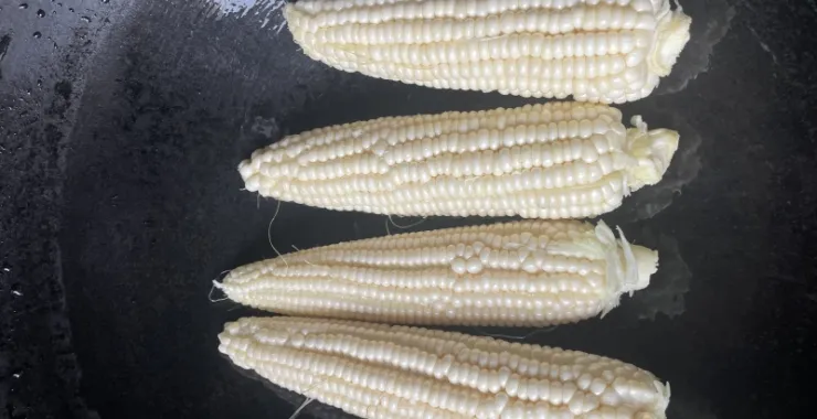 新鲜蔬菜玉米大锅煮玉米