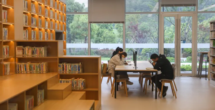 余姚公共文化中心图书馆书架阅读看书选