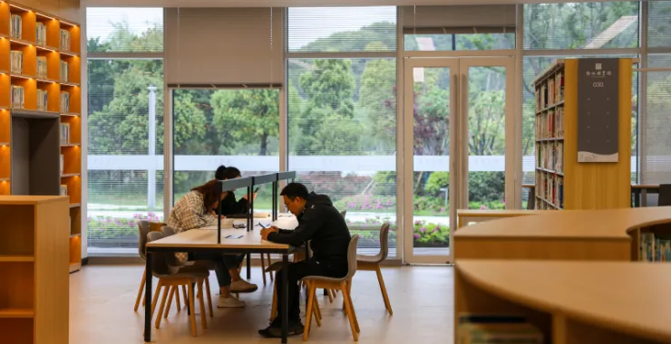 余姚公共文化中心图书馆书架阅读看书选