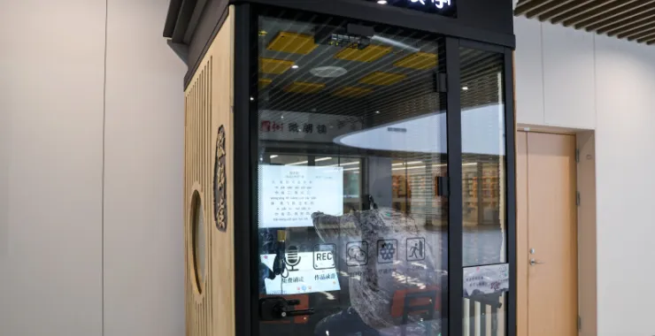 余姚公共文化中心图书馆书架阅读看书选