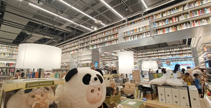 网红书店熊泽书店看书书架