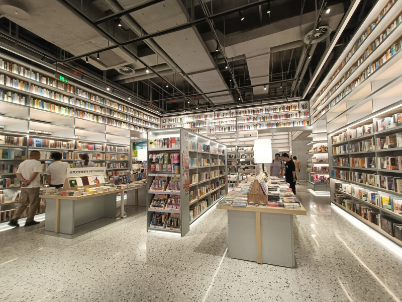 网红书店熊泽书店看书书架