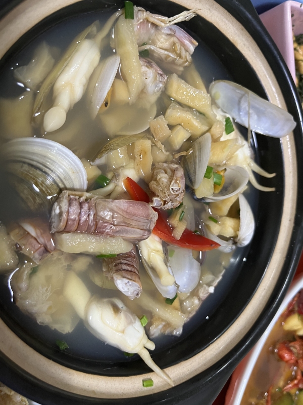 海鲜砂锅汤皮皮虾花蛤