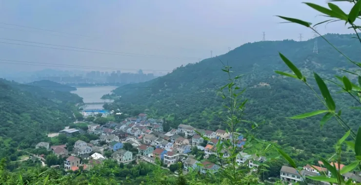 山顶风景图穴湖城东