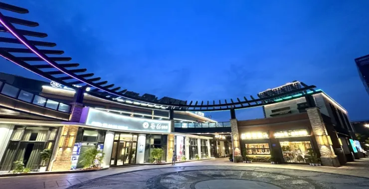 余姚河姆渡花园小广场美食街区粤品网红美食
