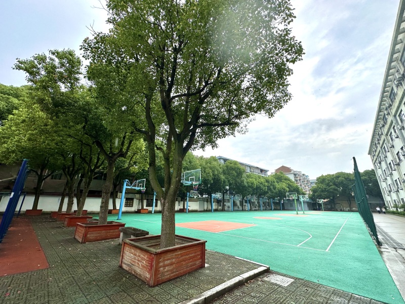余姚市舜水中学操场篮球场