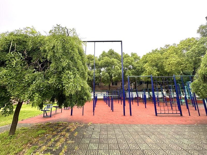 余姚市舜水中学操场篮球场