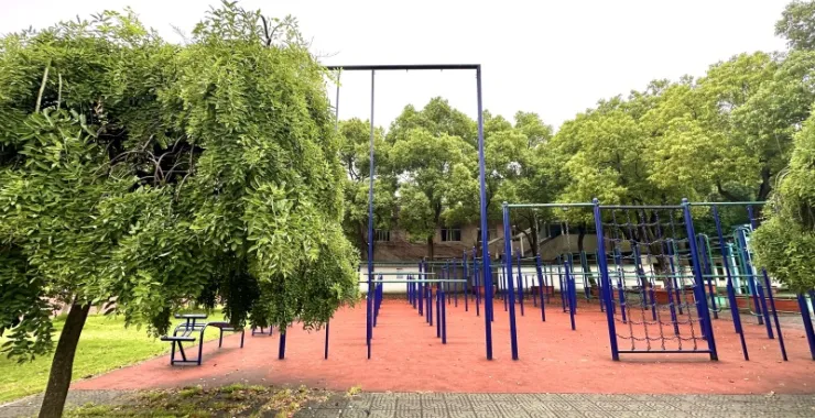 余姚市舜水中学操场篮球场