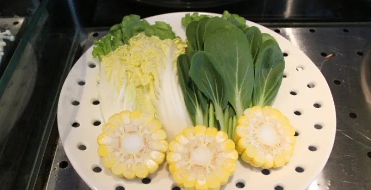 蔬菜拼盘玉米青菜
