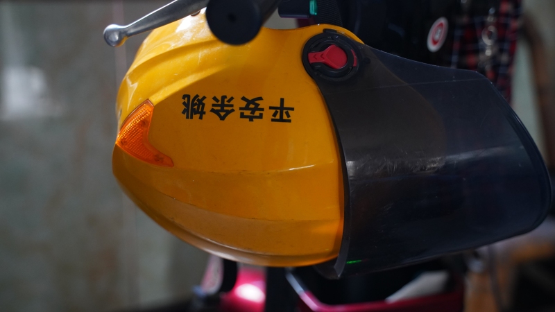 安全头盔电动车