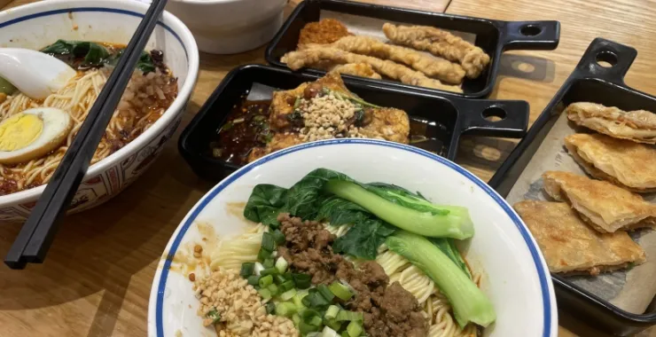 美食重庆小面油泼面小酥肉冰粉 