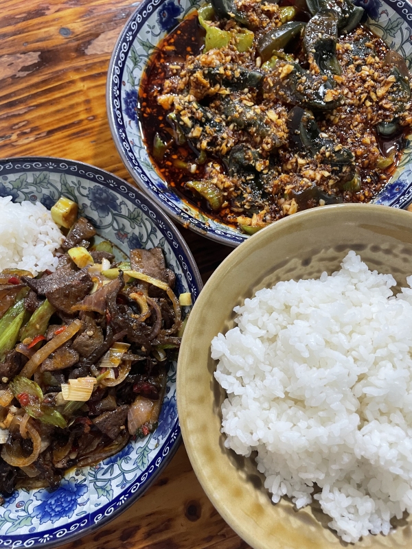 猪肝盖浇饭皮蛋拌豆腐