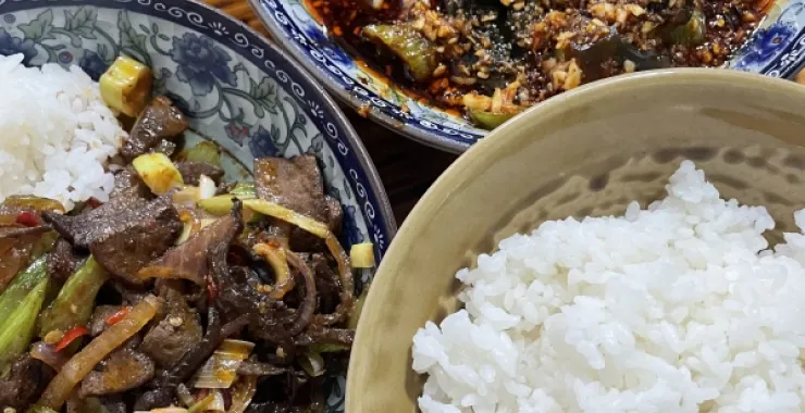 猪肝盖浇饭皮蛋拌豆腐