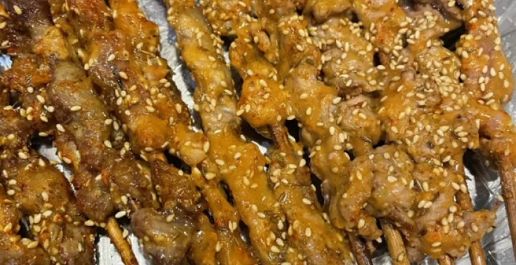 羊肉串牛肉串烧烤二层肉美食河池烧烤 