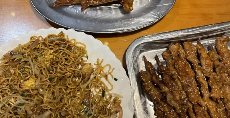 羊肉串牛肉串烧烤二层肉美食河池烧烤炒方便面烤全翅鸡翅
