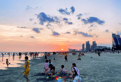 广西北海海沙滩日落晚霞海边度假落日日出