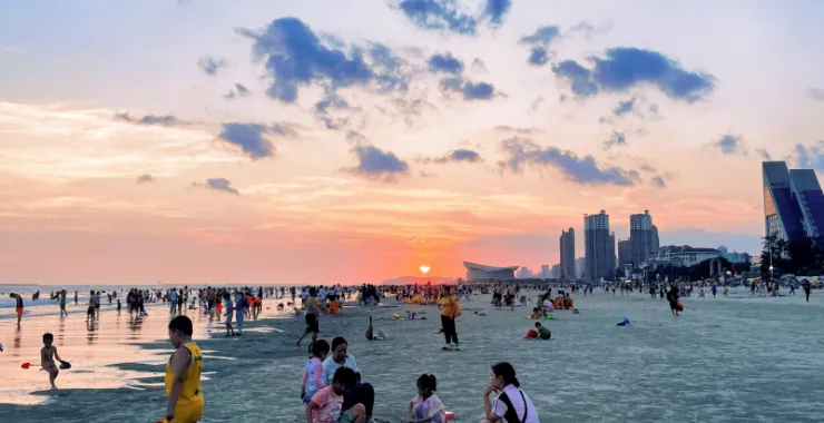广西北海海沙滩日落晚霞海边度假落日日出