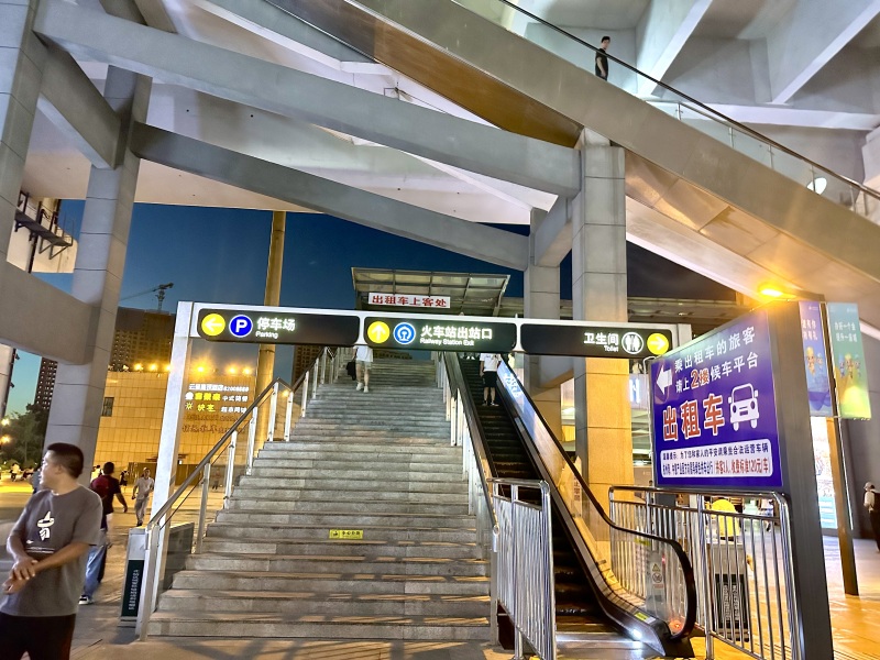 余姚高铁北广场出口处台阶