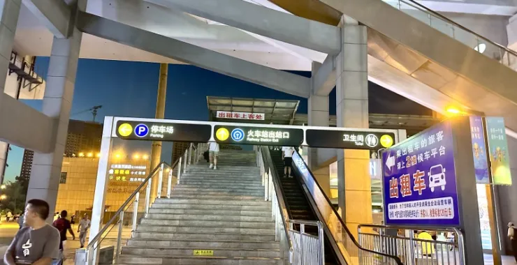 余姚高铁北广场出口处台阶