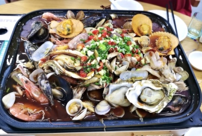 网红美食打卡捞汁小海鲜