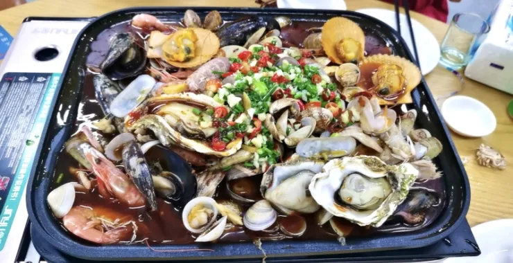 网红美食打卡捞汁小海鲜
