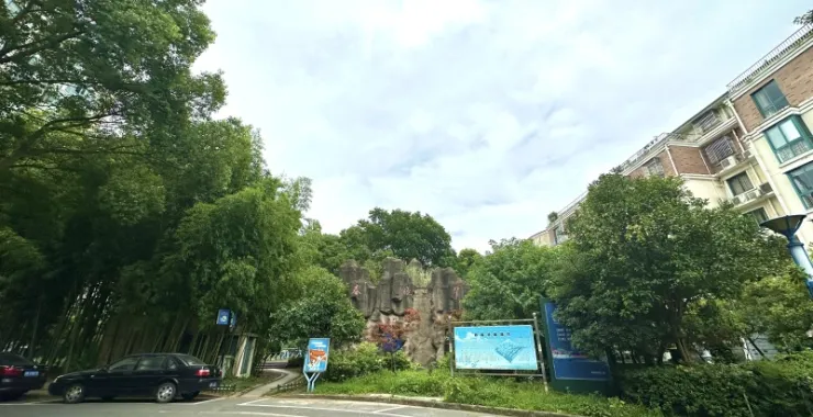 余姚市春晓花园小区楼盘石雕