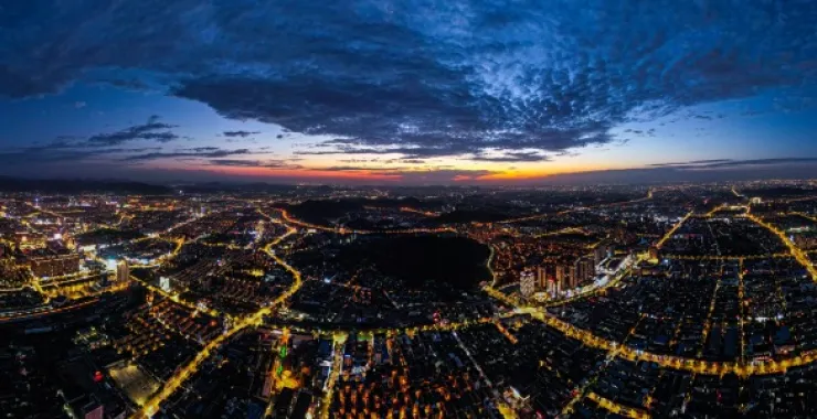 余姚城区城市夜景灯火灯光公路高楼建筑高空月亮晚上俯瞰城市航拍全貌全景金碧辉煌