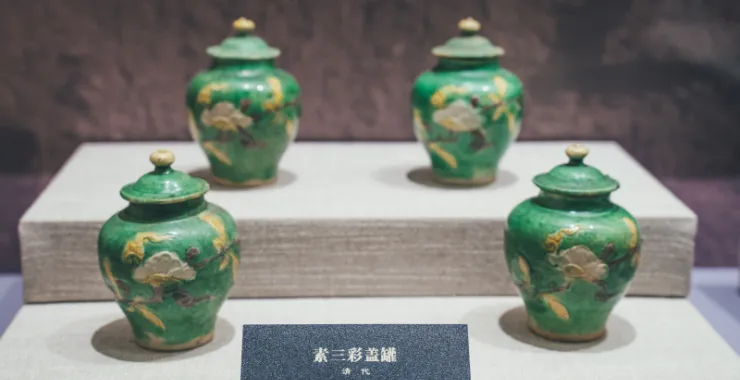 余姚博物馆展品文物素三彩盖罐