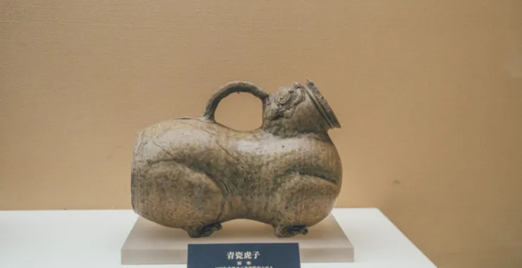 余姚博物馆展品文物青瓷虎子